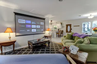 Image de Sunflower Theater - 3br, 2ba, 5 beds, 1600sqft with Smart Projector Movie Screen