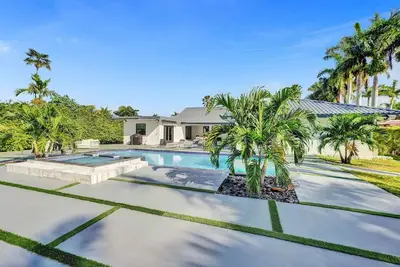 Image de Modern 6br Oasis w/Pool, Bbq & Games for All Ages