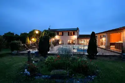 Image de La Bastide les Basses Royères propose la location saisonnière dune maison