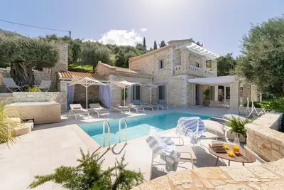 Image de Enchanting Corfu Villa Phoebeia, 4bdr, Private Pool and Hot Tub, Sea Views
