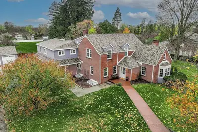 Image de Spacious 6- Bedroom Beautifully Updated Farmhouse Convenient Private Yard Arcade