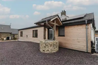Image de Hen Penmynydd, family friendly, with hot tub in Llanfachraeth