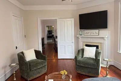 Image de Cozy + Walkable Historic Stay 1 Block from the Riverwalk and Downtown