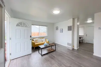 Image de Cozy 2br/1ba Suite in a Quiet Renton Area