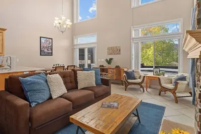 Image de 3 Bedrooms Mountain Condo with Hot Tub with two patio's ls 45