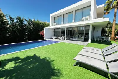 Villa Pêra by Gabi Miguel