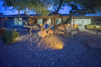 Image de 4 Bedroom with Private Backyard Oasis!