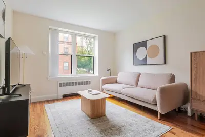 Image de Blueground | Ward Two, pool, nr Assembly Square