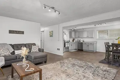 Image de The Bunker | Garden-Level Retreat • Pet Friendly • Fenced Yard • Fireplace • Near Downtown & Bsu