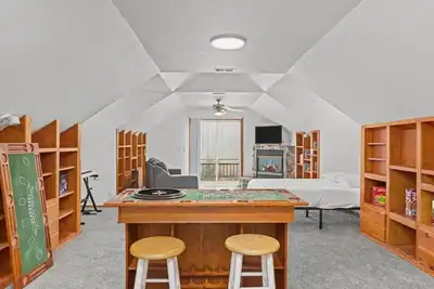 Image de The Clubhouse | Game Room • 98” Theater Tv • Sleeps 10 • Pet Friendly • Near Downtown & Bsu