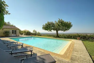 Image de Villa Spacieuse avec Piscine et Vue à Couper le Souffle à Séguret.