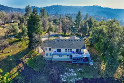 Image de Bass Lake/Yosemite Views, 2 Homes, Games, Hot Tub