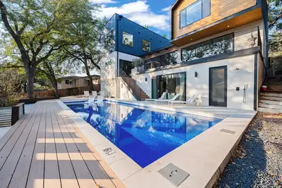 Image de Modern Oasis w/ Pool, Hot Tub, Rooftop Deck & Home Theater | Mariposa Retreat