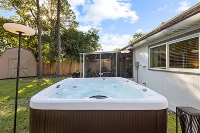 Image de Htown Hot Tub Getaway | Swing Set Bbq Yard Games