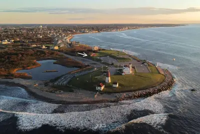 Image de Step back in time to 1913, when this historic landmark was built by the keeper of the Point Judith Lighthouse. A pillar of resilience through World War Ii, many hurricanes and blizzards, and a beloved home for generations!