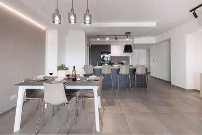 Image de 🌴 Urban sophistication! Beautifully designed studio with city views in vibrant St. Julian’s. 🌊✨