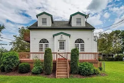 Image de 3-bedroom Beach House with Ac in Sunset Bay - 2 minutes from the beach!