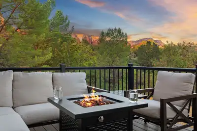 Image de Red Rock Retreat w/ Hot Tub & Firepit - Sleeps 8!