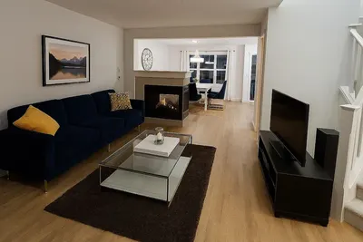 Image de The Luxury Blue House | Hot Tub + Backyard Oasis