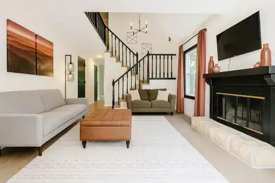 Image de New Charming 2 bedroom, with cozy, quiet backyard, close to campus and Lmh,