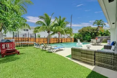 Image de Spacious Villa with Heated Pool, Trampoline, Bbq, Tennis, Air Hockey