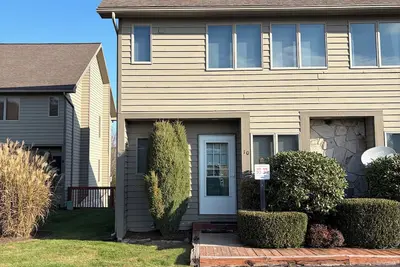 Image de Welcoming 3-bedroom end unit townhome with hot tub in McHenry