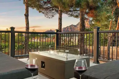 Image de Luxury Desert Retreat w/ Hot tub + Fire Pit!