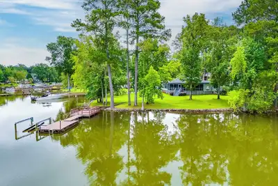 Image de 4 Bedroom Lake House with Boat Ramp