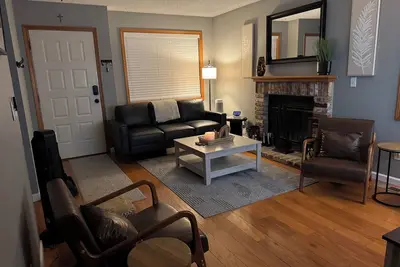 Image de Remodeled & Renovated House! Close to Ku! You'll love it! Prime location!