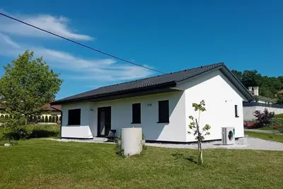 Image de Quiet holiday house with Ac in charming Prvačina