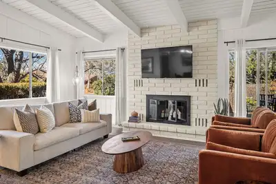 Image de Central Desert Retreat w/ Hot Tub & Fire Pit! Huge Private Fenced Yard & Views