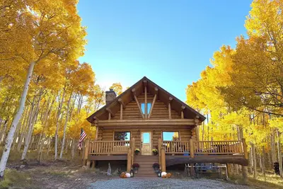Image de Alpine Vista Chalet - Authentic Log Cabin - Sauna