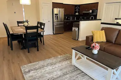 Image de Unit 1 of 3 Adjacent Crew Houses by Reza Rentals