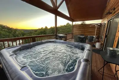 Image de Cozy Hollow | Private Pond | Hot Tub | Forest View | Private Fire Pit | 10 Min Drive to Natural Bridge State Park