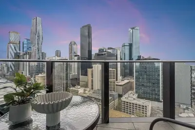 Image de Docklands Gem, W/Balcony, Parking, Pool, Sauna & Gym!