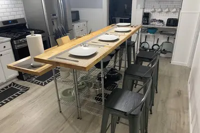 Image de Welcoming historical bungalow minutes away from all Cleveland has to offer!