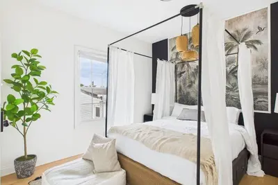 Image de Chicago 3 Br 3 Ba, Free Street Parking, 2 Decks w/ Fire Pit, Fast Internet  & Pool Table