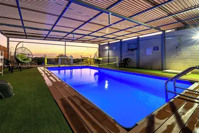 Image de Des vacances inoubliables – Villa familiale de luxe avec piscine chauffée