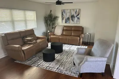 Image de Welcome to South of Town in Brandon, Ms — a cozy 3br, 2ba fully furnished home.