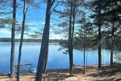 Image de True Up experience awaits you in this comfortable and cozy lakefront home