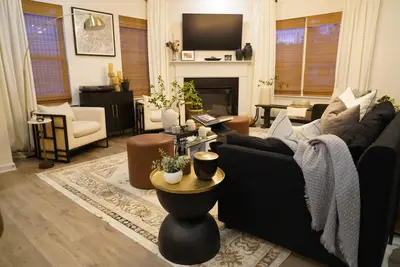 Image de Stylish 3br Townhome Minutes to Atlanta w/ Theater & Work Space