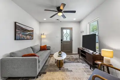 Image de Cozy & Bright 2br Home - 10 Min to Downtown
