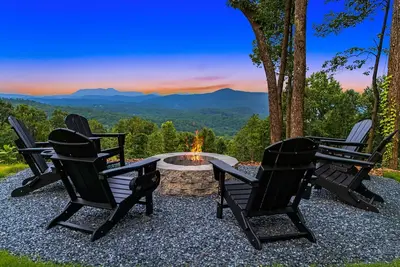 Image de New 5-bedroom modern mountaintop home next to apple orchard near Hendersonville,