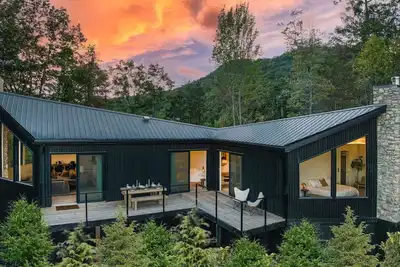 Image de Architect-Designed Luxury Lodge• Hot Tub • Views