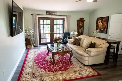 Image de Big Fenced Yard • King Beds • Mins to Iu Stadium • Dogs Ok! • Car & Boat Parking