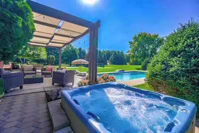 Image de Resort; pool, hot tub, golf carts and trails. 5-Star host on another platform