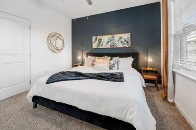 Image de 3br Wildlight: Pool Gym Bikes Nature Trails Cornhole Grill Deck + near Beaches!