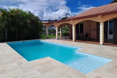 Image de Maison et studio avec jacuzzi et piscine privée