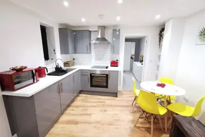 Image de 4 sleeps apartment close to bars and restaurants and short walk to the beach