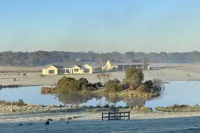 Image de Beautifully positioned, modern farmhouse 15 minutes from Inverloch's beaches.